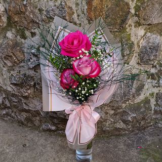 Kružni puket sa tri ekvador ruže