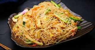 10. Prženi pirinčani rezanci sa povrćem (青菜炒粉干)