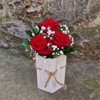 Crvene ruže u aranžmanu