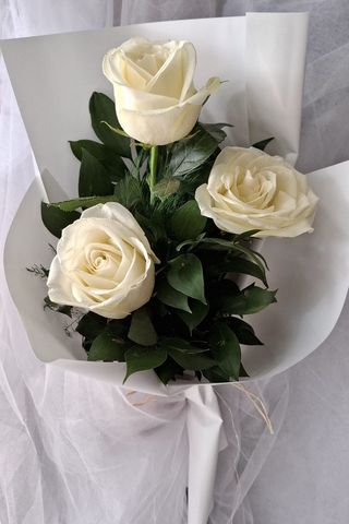 Buket tri ruže bele