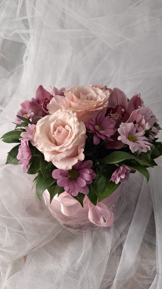 Box mix cveća ruže orhideje na roze