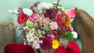 Korpa sa tropskim cvećem