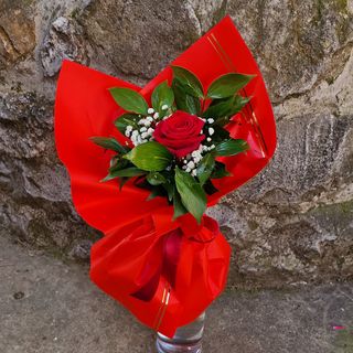 Buketić sa crvenom ružom