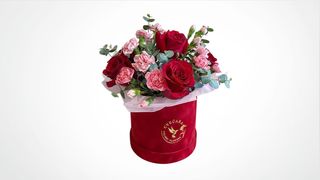 Kutija sa crvenim ružama i roze karanfilima