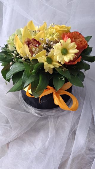 Box mix cveća ruže orhideje sareno