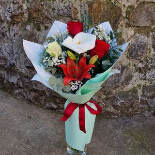 Kružni buket u mixu cveća