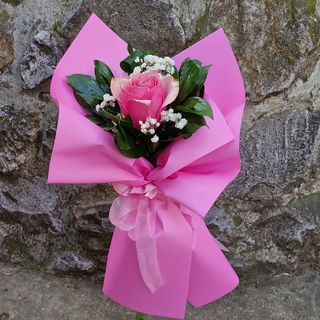 Buketic sa roze ružom