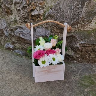 Mix sitnog cveca u drvenoj korpici