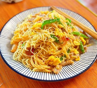 11. Prženi pirinčani rezanci sa svinjetinom (猪肉炒粉干)