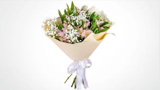 Buket sa gipsofilom i alstromerijom