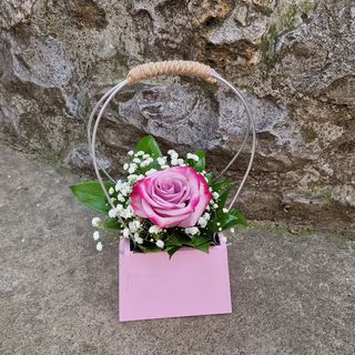 Roze korpica sa ružom