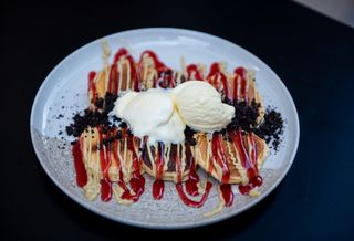 Krem od pistaća, oreo, preliv jagoda, bele mrvice