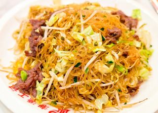 12. Prženi pirinčani rezanci sa teletinom (牛肉炒粉干)