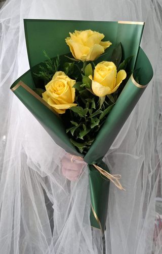 Buket tri ruže žute