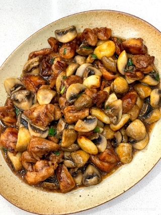 58. Piletina sa pećurkama (蘑菇鸡肉)