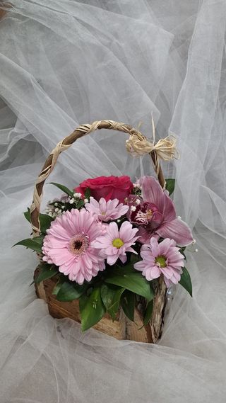 Drvena korpa  mix cveća na roze