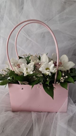 Drvena korpa sa orhidejama