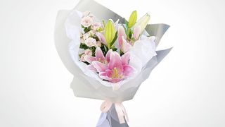 Buket sa roze ljiljanom i grmolikom ružom