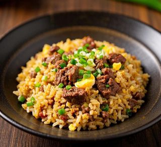 6. Prženi pirinač sa teletinom (牛肉炒饭)