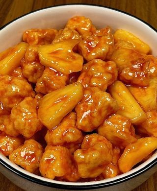 60. Pileći komadići sa ananasom (菠萝鸡丁)