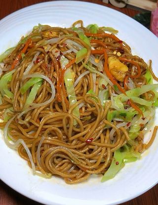 13. Prženi rezanci sa povrćem (蔬菜炒面)