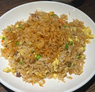 7. Prženi pirinač sa uštipcima (油条炒饭)