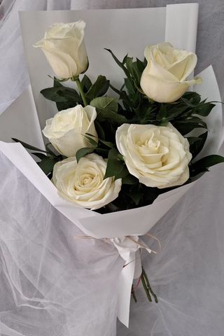 Buket pet ruža bele