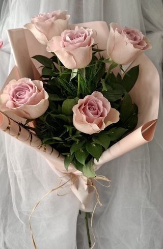 Buket pet roze ruža