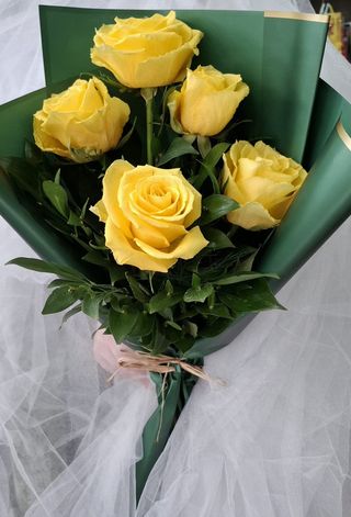 Buket pet žutih ruža