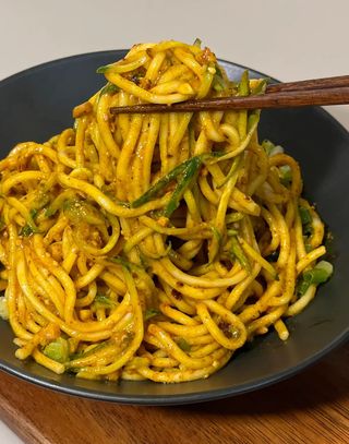 16. Rezanci sa karijem (咖喱炒面)