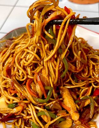 17. Rezanci sa piletinom (鸡肉炒面)