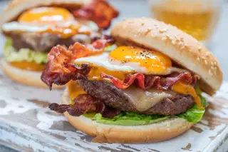 Burger di manzo con uovo