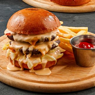Бургер «Тройной чеддер»/ Burger Triple Cheddar