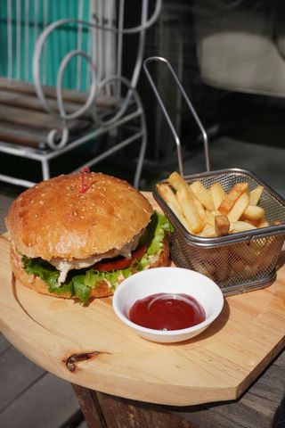 Бургер с курицей и фри (350г)