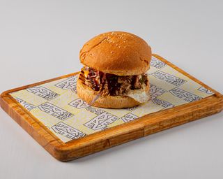 Бургер с рваной курицей (300г)
