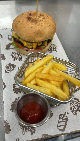 Бургер с говядиной и фри (450г)