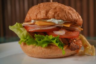 Бургер с томленой говядиной (380г)