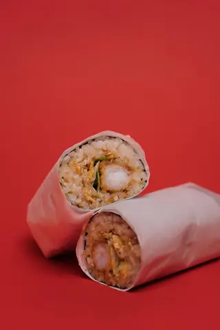 Sushi burrito s kozicama