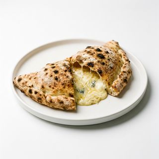 Calzone farcito ai formaggi bianco