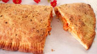 Calzone fritto pomodoro e mozarella