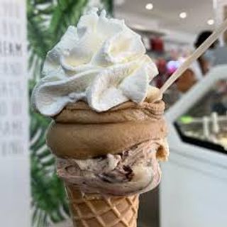 Cono cialda con gelato e panna