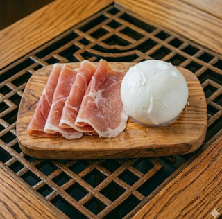 Crudo di Parma e mozzarella di bufala