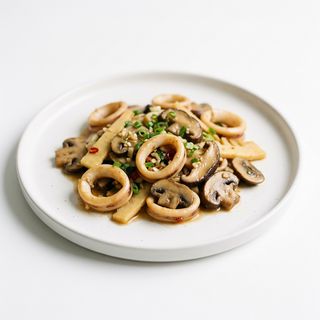 Calamari con funghi e bambù