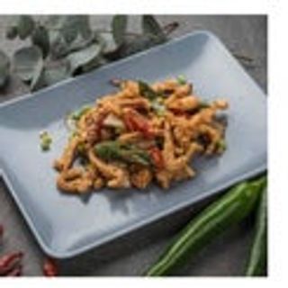 Calamari piccanti fritti saltati con peperoncino cipolla sale pepe