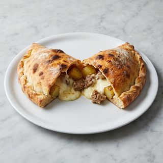 Calzone con patate, salsiccia e mozzarella