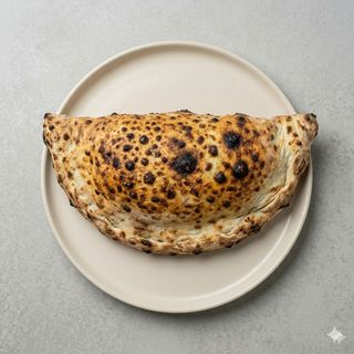 Calzone con prosciutto cotto, mozzarella, ricotta, pomodoro