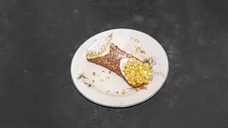 Cannolo con granella di pistacchio