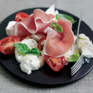 Caprese di pomodoro con crudo e bufala DOP