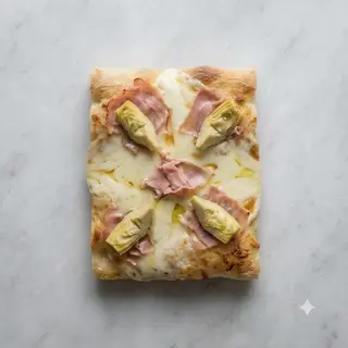 Pizza con carciofi, prosciutto cotto e mozzarella