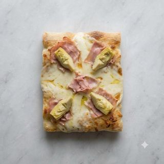 Pizza con carciofi, prosciutto cotto e mozzarella